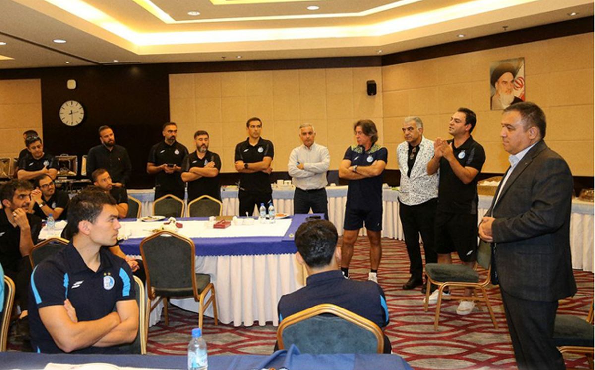 تاجرنیا در اردوی تیم فوتبال استقلال حاضر شد