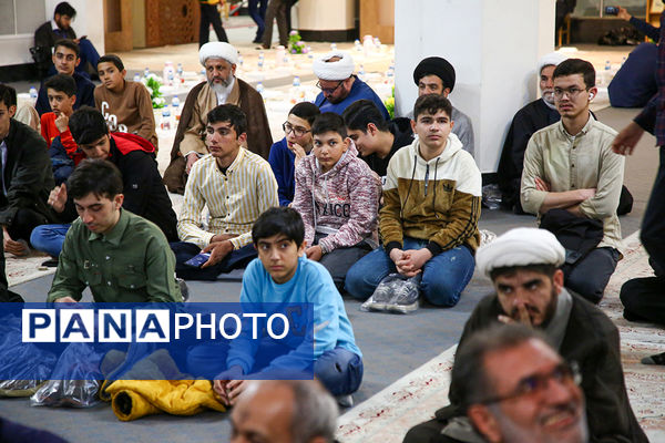 دورهمی قرآنی حافظان و قاریان نوجوان در حرم حضرت معصومه(س)