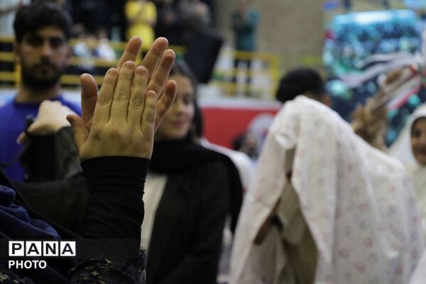 ندای هلهله فرشته‌ها در ورزشگاه انقلاب کرج 