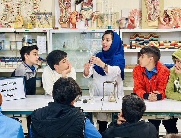 بازدید دانش‌آموزان مدرسه سما حاجی‌آباد از پژوهش‌سرای رازی در قالب طرح مهارت‌افزایی یارا