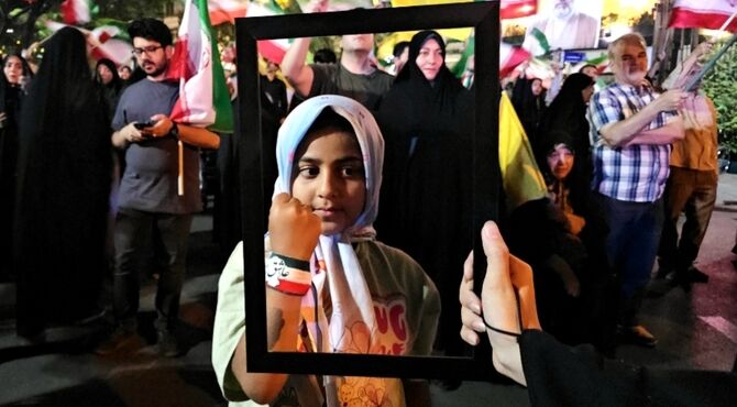 من در قاب دلم نقش تو را می بندم 