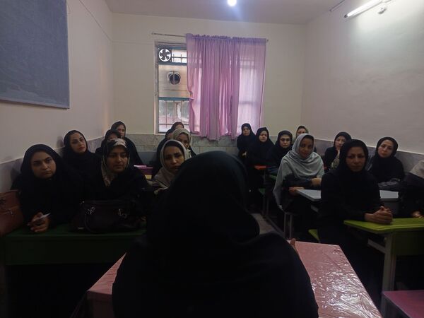 اولین جلسه انجمن اولیا در دبستان سمیه 