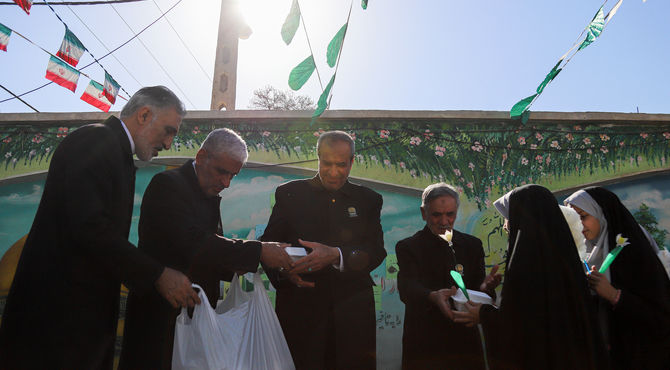 توزیع کیک جشن میلاد امام عصر (عج) در مدارس ابتدایی مشهد