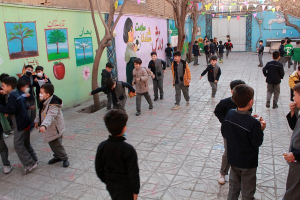 صبحگاه پرشور پاییزی در مدرسه نور ایمان بهارستان‌دو