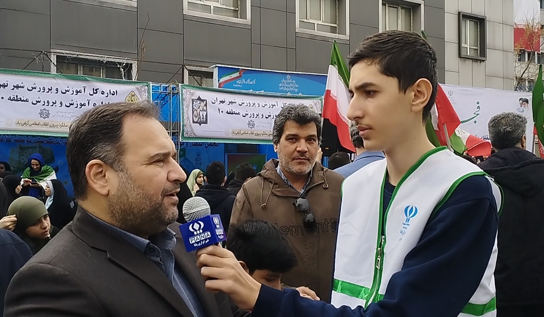 سازماندهی ۱۱ غرفه دانش‌آموزی منطقه ۱۰ در راهپیمایی ۲۲ بهمن
