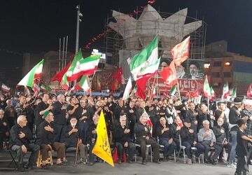 تحاد مردم شهرستان قدس در میدان امام خامنه ایی با برافراشتن پرچم امام حسین(ع)