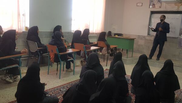 جلسه توجیهی حفاظت از منابع طبیعی در مدرسه گلشاد خلیل آباد