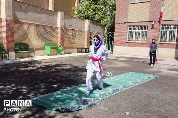 طنین زنگ جوانه همراه با عطر جانفزای نماز جماعت با طرح (برای نماز برخیزیم )در دبیرستان بعثت