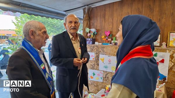 بازدید مربیان از غرفه خلاقیت دانش‌آموزی دبستان آرمینه مصلی نژاد ناحیه شش