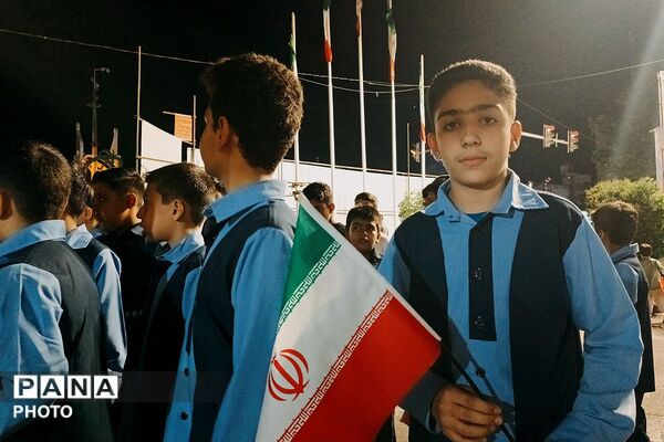 اجتماع پرشور دانش‌آموزان دبستان پسرانه توحید در غرفه شهدای دانش آموز ورامین 