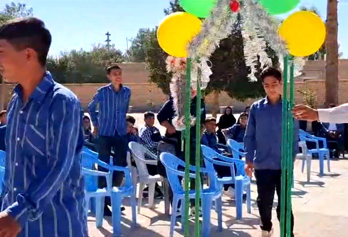 زنگ مهر و مقاومت در دبیرستان شهید فلاحتی طنین انداز شد