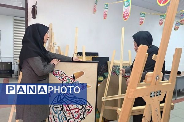 آماده‌سازی آثار هنرجویان در نمایشگاه دهه فجر رباط‌کریم