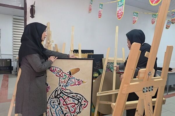 آماده‌سازی آثار هنرجویان در نمایشگاه دهه فجر رباط‌کریم