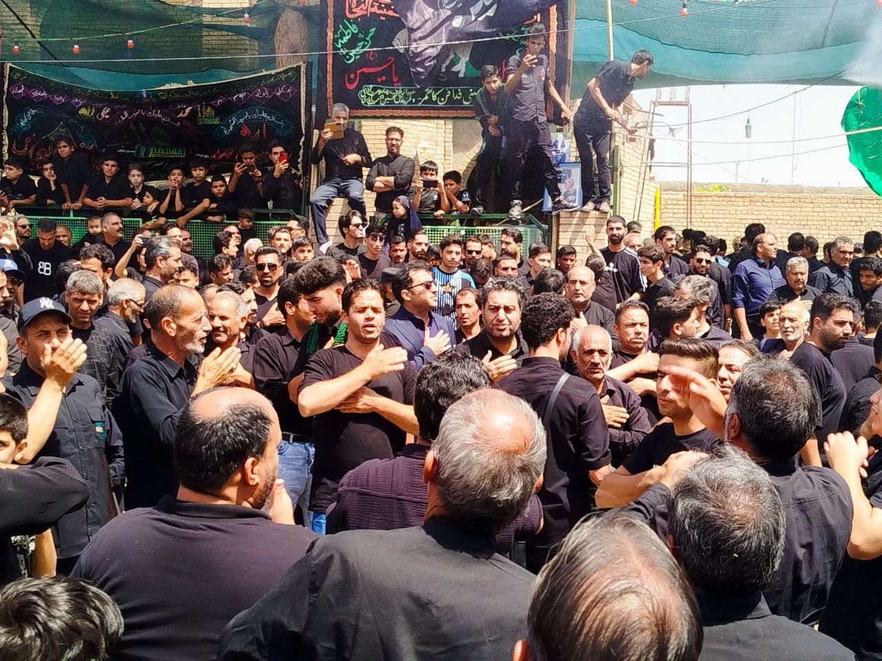 حضور هیات های روستای فدافن در هیئت حسینی در روز عاشورا