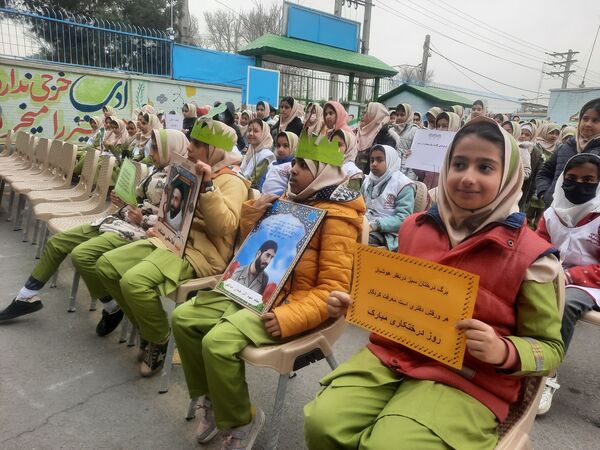دانش‌آموزان و مسئولین شهرستان ملارد، در روز درختکاری جوانه‌های امید را به زمین هدیه دادند
