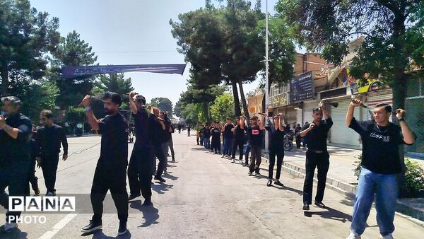 خیابان امام در روز تاسوعای حسینی حال و هوای دیگری میدهد 