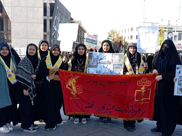 حضور پر شور دانش آموزان  در راهپیمایی ۱۳ آبان 