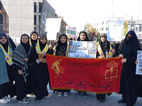 حضور پر شور دانش آموزان  در راهپیمایی ۱۳ آبان 
