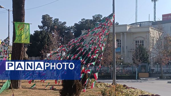 تزئین و فضا آرایی شهر نیشابور به‌مناسبت آغاز دهه فجر 