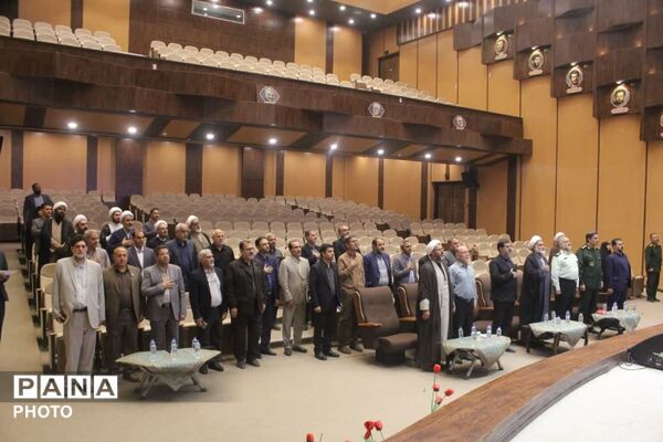 رونمایی از نخستین جلد دانشنامه دفاع مقدس استان قم