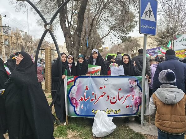 حضور پرشور دانش آموزان و مردم بروجرد در راهپیمایی ۲۲ بهمن 