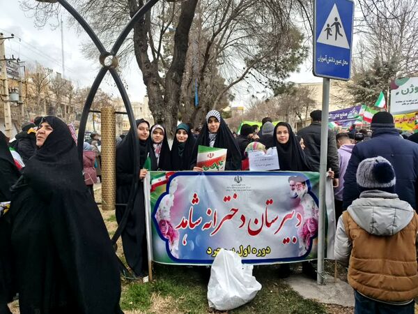 حضور پرشور دانش آموزان و مردم بروجرد در راهپیمایی ۲۲ بهمن 