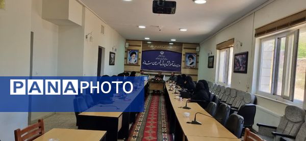 جلسه هم‌اندیشی آموزش و پرورش و مبلغین طرح امین شهرستان شازند در راستای کاهش آسیب‌های اجتماعی 