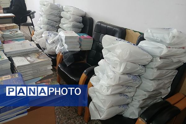 دبیرستان دخترانه بعثت۲ شهرک وایین در تدارک پروژه مهر با توزیع کتاب و لباس فرم