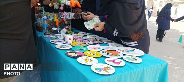 نمایشگاه هنر آفرین ،فروش محصولات و صنایع دستی در دبیرستان عزت طلایی 