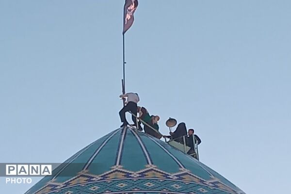 برافراشته شدن پرچم عزای حسینی در امامزاده قاسم زرقان