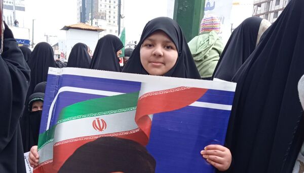 حضور پرشور دانش آموزان دبستان تربیت در راهپیمایی ۲۲ بهمن