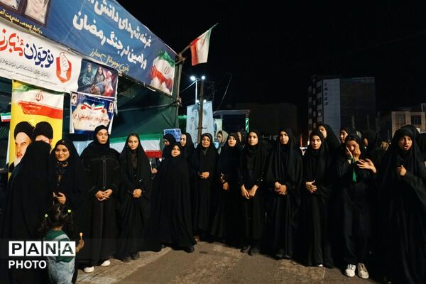 حضور پرشور دانش‌آموزان دبیرستان امام علی(ع) متوسطه اول در غرفه شهدای دانش‌آموز ورامین