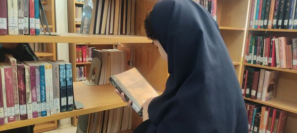 بازدید دانش‌آموزان دبیرستان امام حسین‌(ع) دوره دوم از کتابخانه عمومی شهر