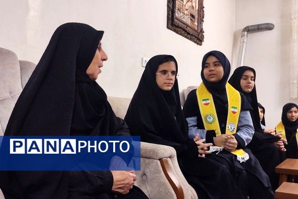 دیدار دانش آموزان فرزانگان با خانواده شهید صفری علمدار