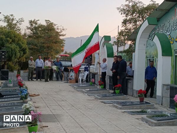 رنگ گرفتنِ گل‌ها با عطرِ خونِ شهدا؛ غبارروبی گلزار شهدای  یکن اباد