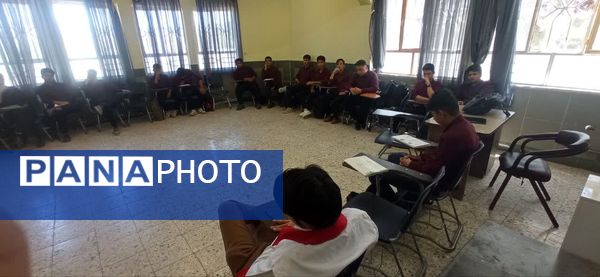 کلاس آموزشی هلال احمر در دبیرستان نمونه آیت الله خامنه ای