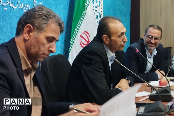 بزرگداشت هفته معلم و تقدیر از خدمات ارزنده مشاوران در بهارستان‌دو