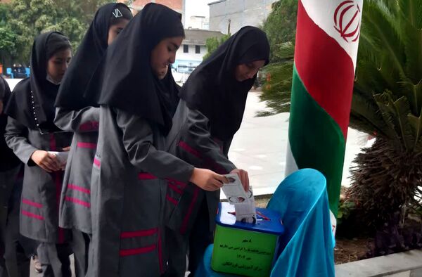 جشن عاطفه‌ها در دبیرستان فرزانگان قائمشهر