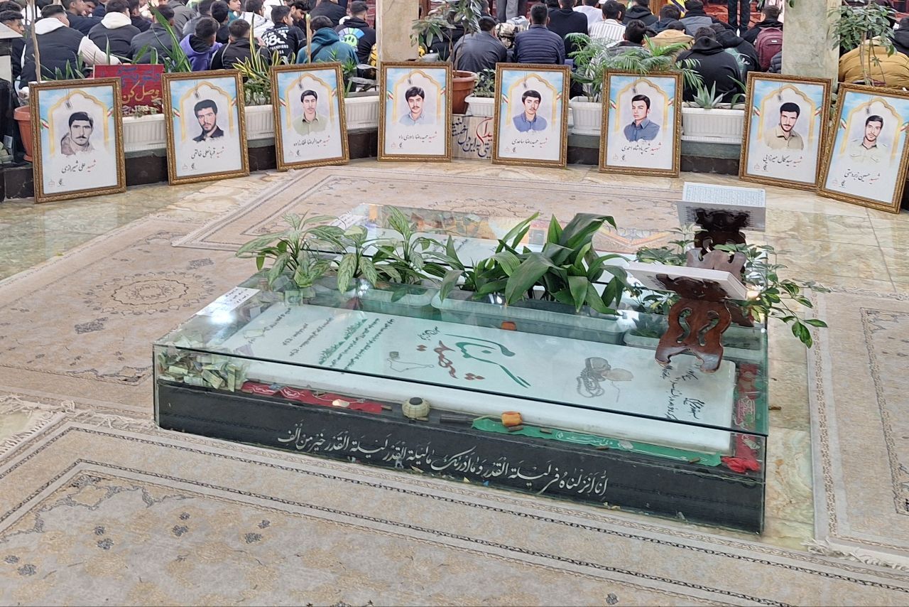 مراسم روز عرفه در جوار شهدای گمنام در پردیس