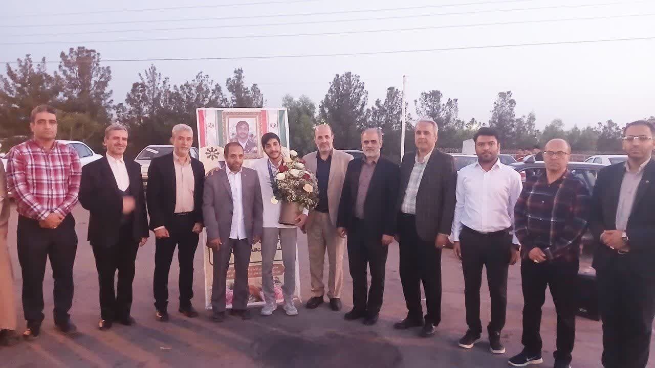 استقبال از دانش‌آموز قمی مدال آور المپیاد فیزیک آسیا


