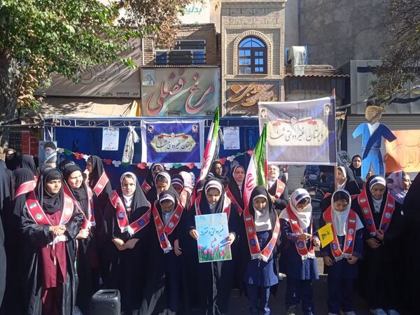 حضور پر شور دانش آموزان نیشابوری در راهپیمایی ١٣ آبان