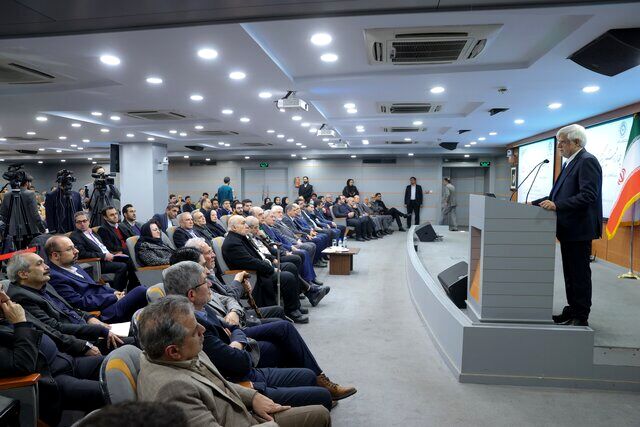 عارف: دنیا برای ما صبر نمی‌کند