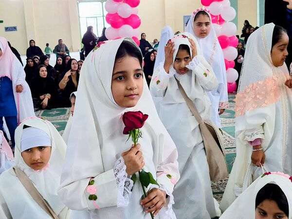 آیین سپیدپوشان؛ جشن تکلیف دختران عنبرآباد
