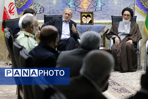 حضور امام جمعه، فرماندار و مدیر آموزش پرورش مه ولات در مدارس شهرستان