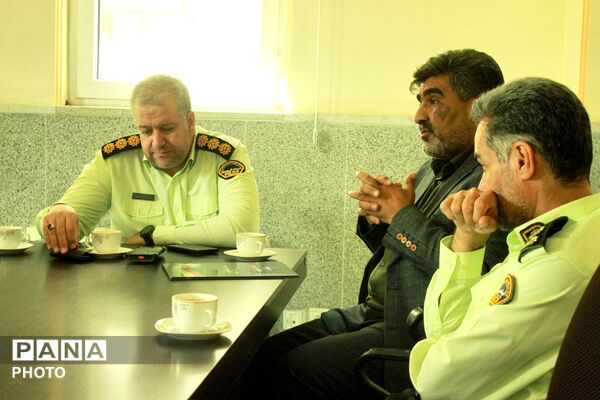 دیدار پلیس، برای یک «خسته نباشید»