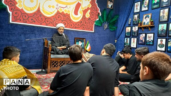 نصب تصاویر شهدا و کتیبه های محرم در هیئت‌ مسجد صاحب‌الزمان(عج)