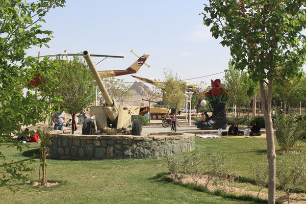 حضور گردشگران روز طبیعت در محوطه باغ‌موزه دفاع مقدس قم