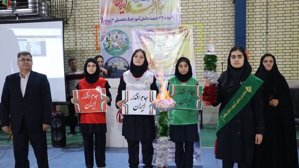 روشن شدن مشعل جام اقتدار ایران در آیین یادبود ۳۴ دانش‌آموز شهید بوشهر