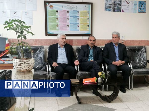 بازدید معاون آموزش متوسطه خراسان رضوی از کارگاه کامپیوتر دبیرستان زینب کاشمر