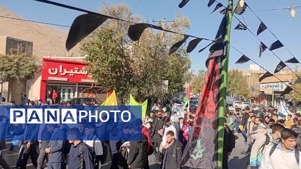 راهپیمایی بزرگ ۱۳ آبان در شازند؛ حضور گسترده مردم و دانش‌آموزان در حمایت از آرمان‌های انقلاب